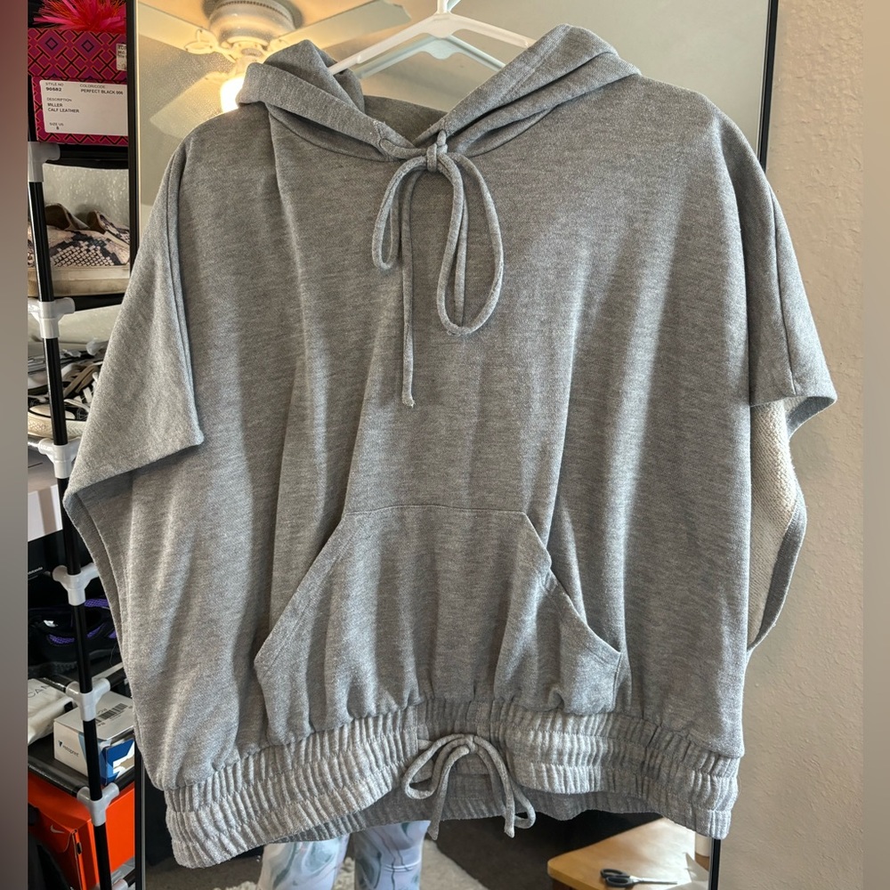 Savvi Lifestyle Co. Mojave Short Sleeved Hoodie Gray Women’s Large